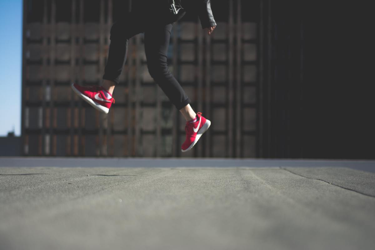 someone jumping in the air, showing lags only mid-air.