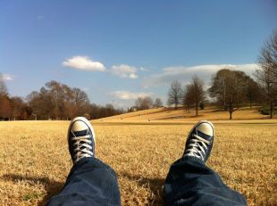 person's jogglers laying on an open field