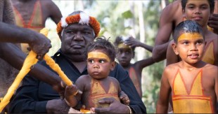 Aboriginal elder Yunupingu with children
