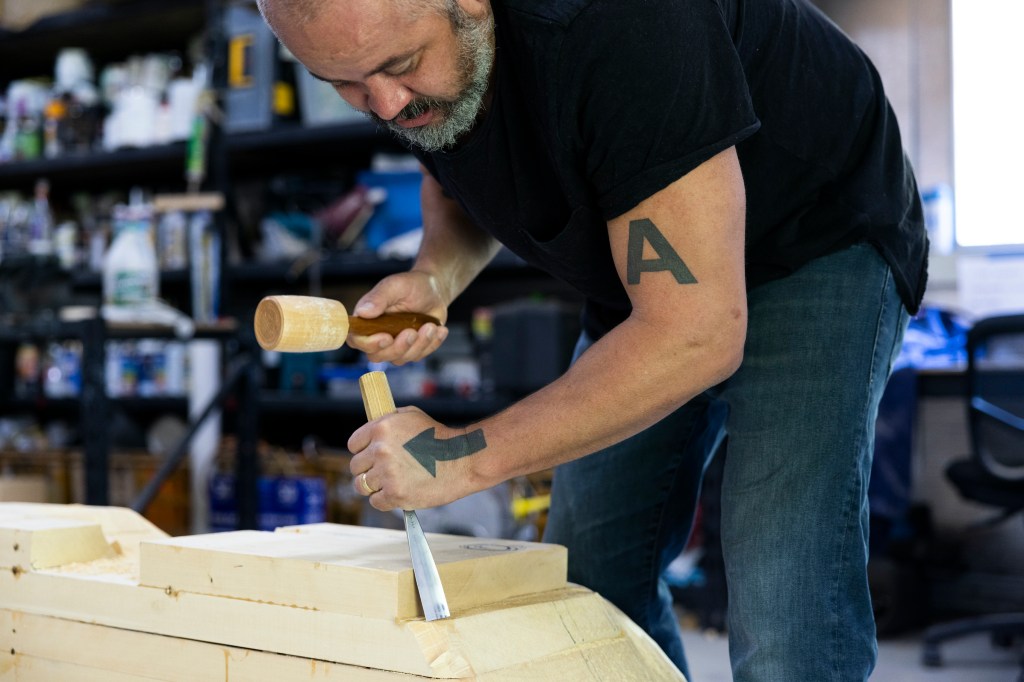 sculpture Abdul-Rahman Abdullah working with wood tools