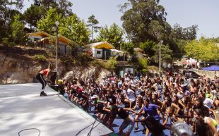 Nadiah NfuZion, Dance Summer Camp 2017, Portugal. Photo: David Velez Photography. A large crowd of people gathering in front of an outdoor stage for an energetic dance class.