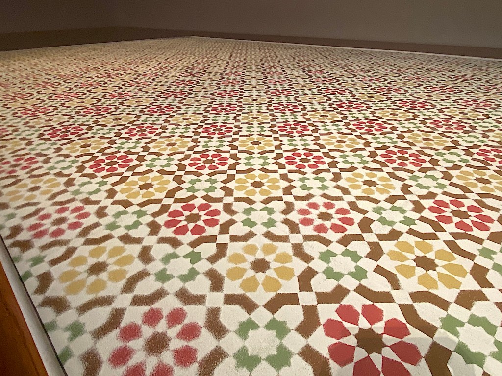 Geometric sand artwork on the floor of a gallery. Samstag.