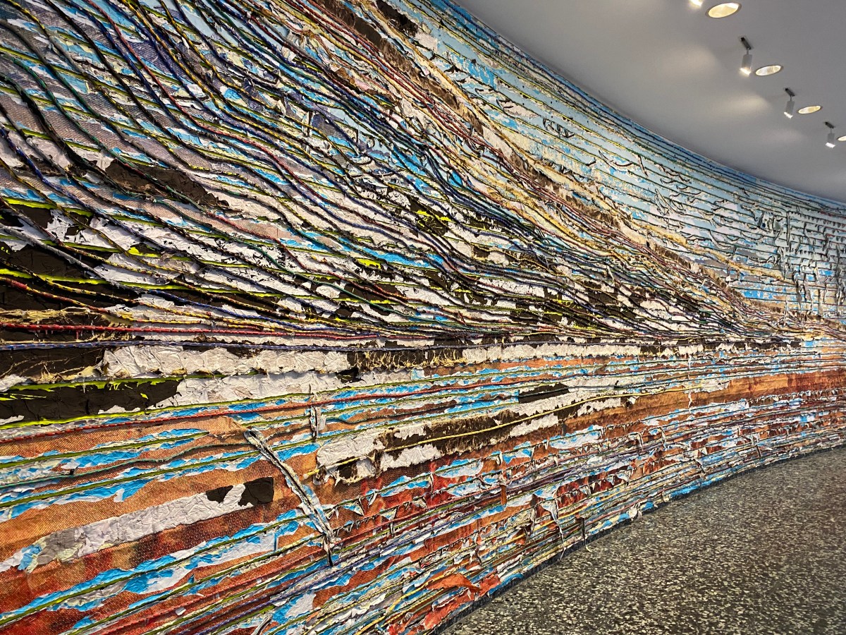 Washington DC. A gallery wall covered in horizontal lines and patterns, haphazardly rough and varied in colours. 
