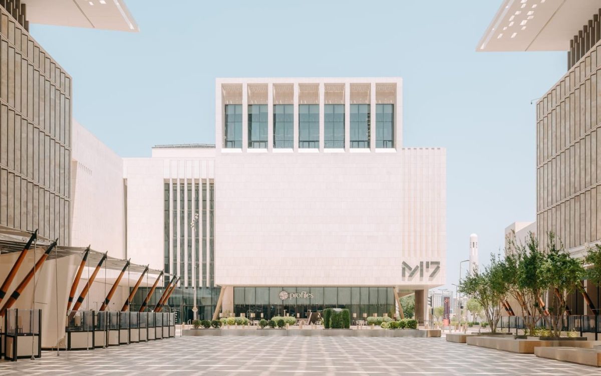 A photo of a white cube-like building in sunny daylight.
