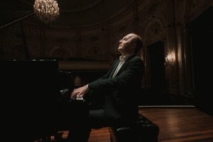 A man sitting at a piano. Alexander Gavrylyuk, concert pianist.