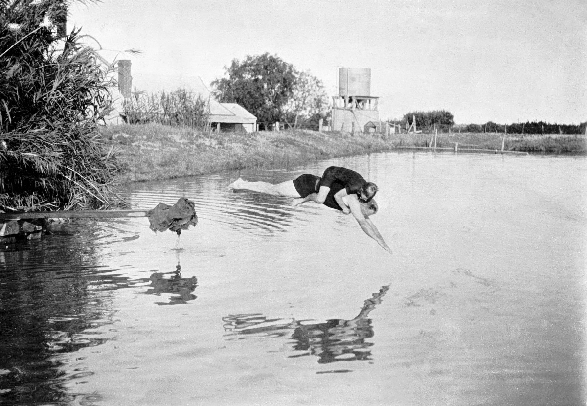 Diving into the dam at Chateau Mildura, Irymple, Mildura, 1929. Image: Museums Victoria Collections.