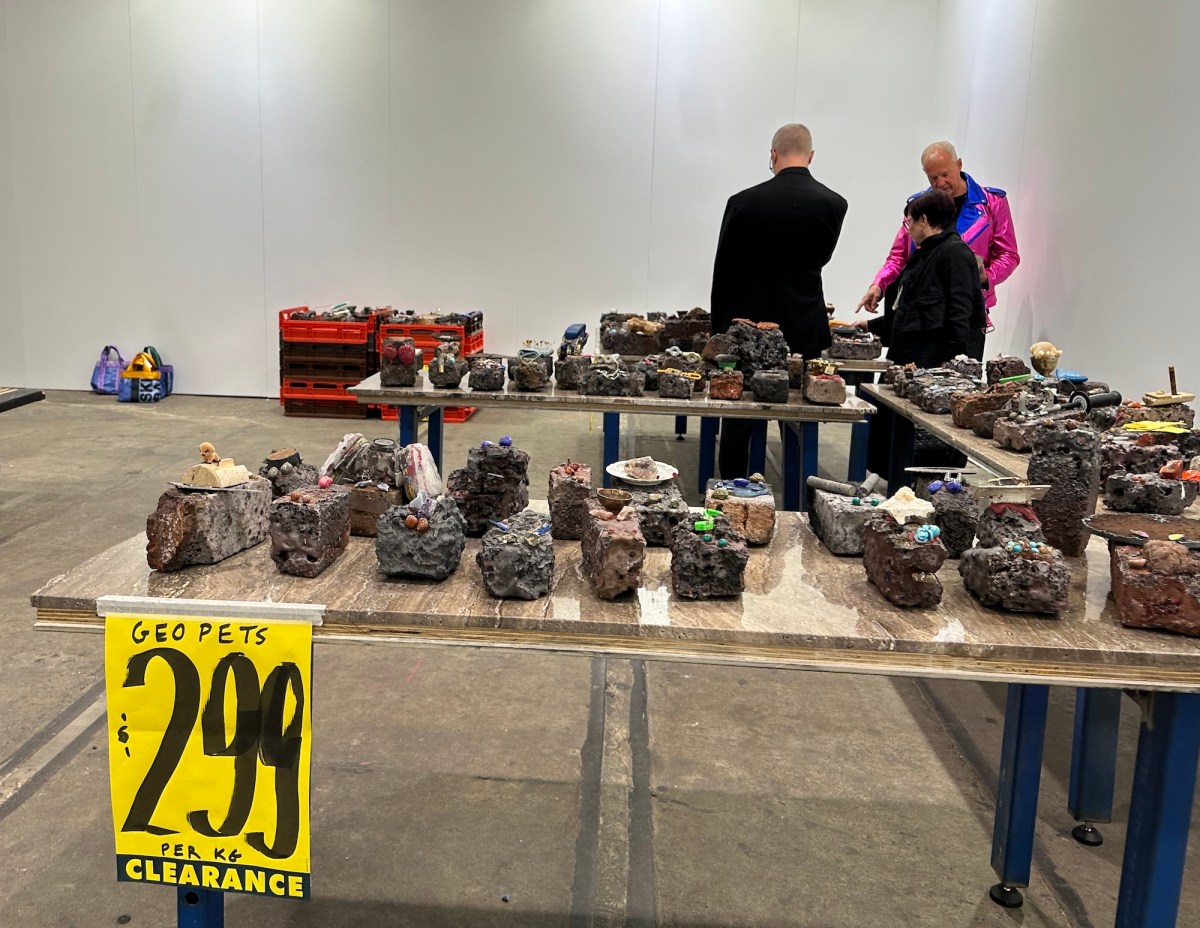 display with a clearance sign with individual sculptures presented at an art fair.
