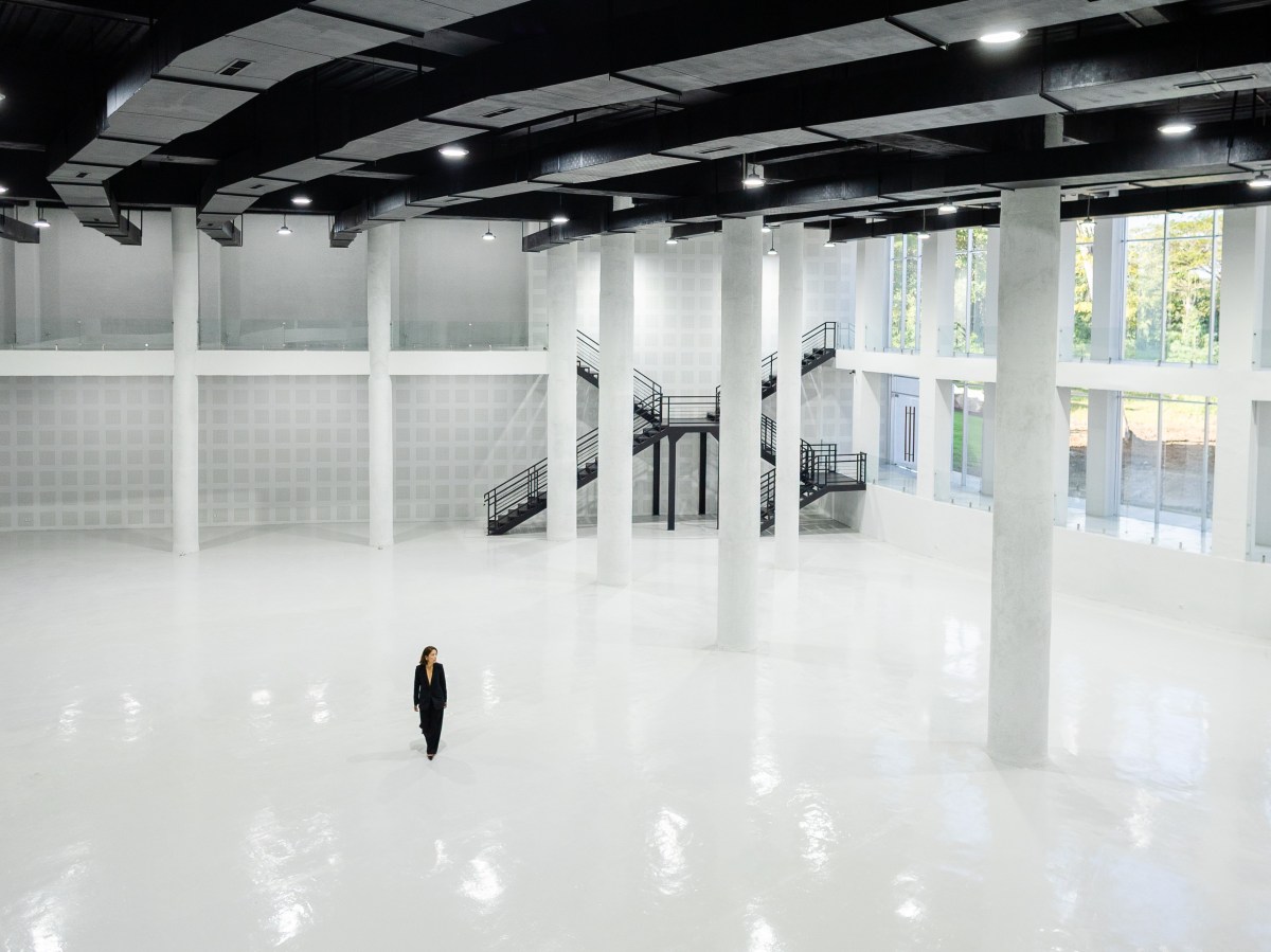 Art & Bali venue, a large hall with white columns and white floor.