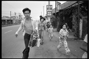 Vietnamese civilians fleeing. Photo: Catherine Leroy.