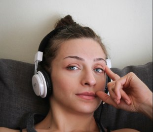 Australian books podcasts. Image: Apostolos Vamvouras on Unsplash.