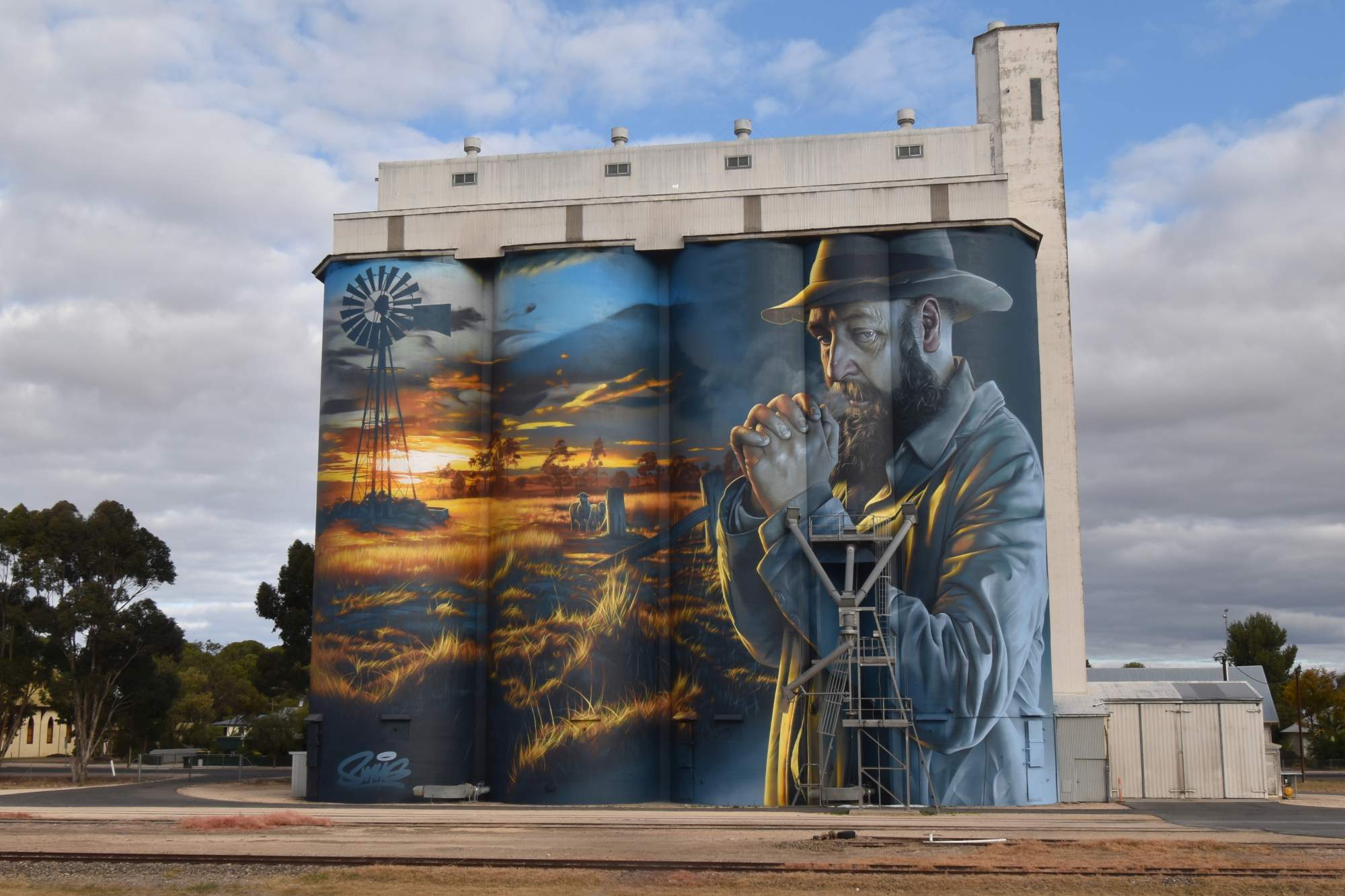Sam Bates (Smug), Lameroo silo, South Australia, 2025. Project curated by Juddy Roller. Photo: Supplied. Silo art