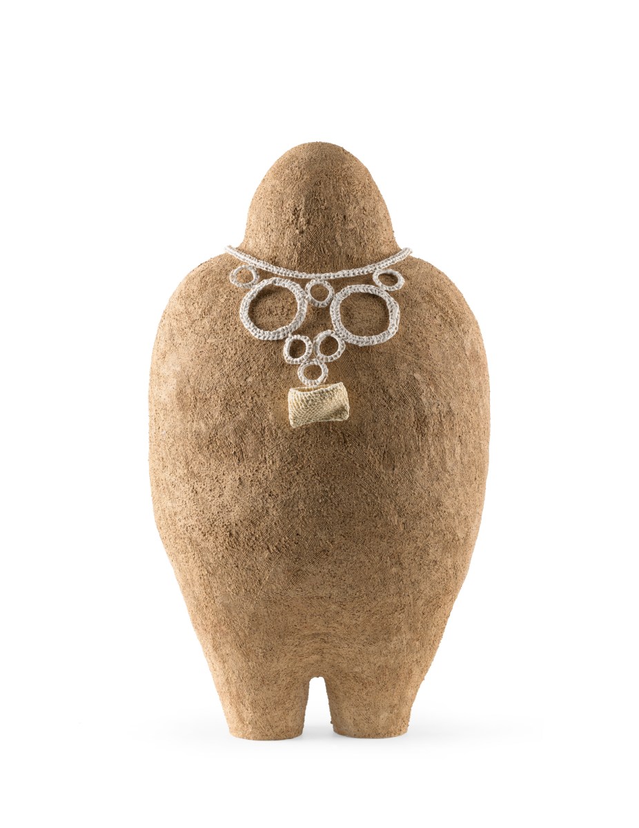 Janet Fieldhouse, Little Sister (Charm), 2022. Buff raku trachyte clay, raffia, wire, 76 x 37 x 22cm. Collection of Art Gallery of South Australia, Adelaide. Courtesy: the artist and Vivien Anderson Gallery.