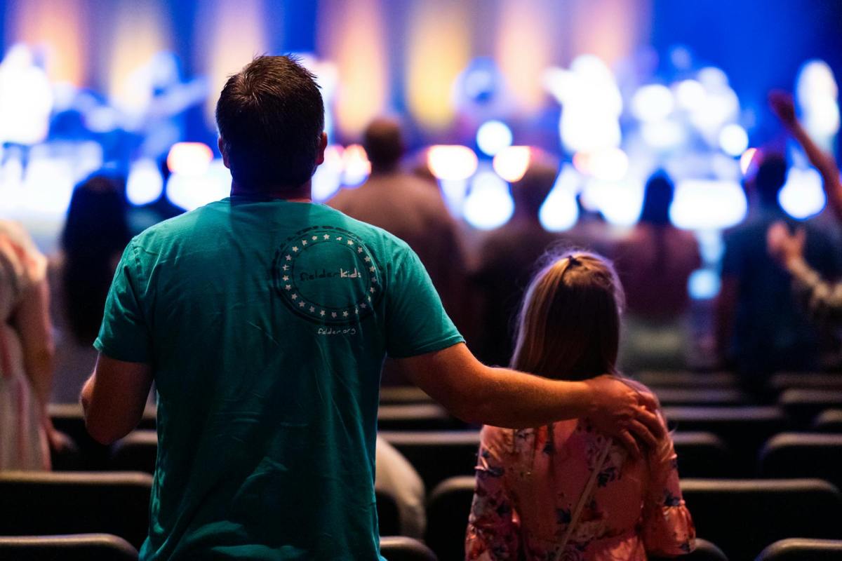 A father and child at a concert Photo: Caleb Oquendo / Pexels.