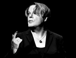 Suzy Eddie Izzard's one-woman show of Hamlet is currently touring Australia. Image: Supplied.