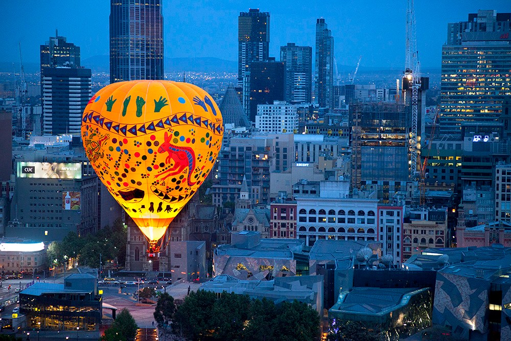 Andrew Chapman, Hot air ballooning over Melbourne with Global Ballooning, 2014. Digital photograph, City of Melbourne Art and Heritage Collection. Courtesy: Andrew Chapman Photography.