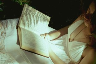 AI & books. Photo: ANHELINA OSAULENKO on Unsplash.