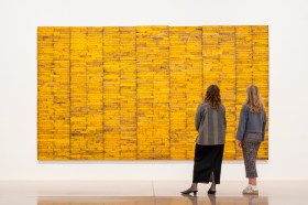 Installation view, Rosalie Gascoigne, National Gallery of Australia, Kamberri/Canberra, 2026, featuring Rosalie Gascoigne, Plenty, 1986. Courtesy: Rosalie Gascoigne / Copyright Agency.
